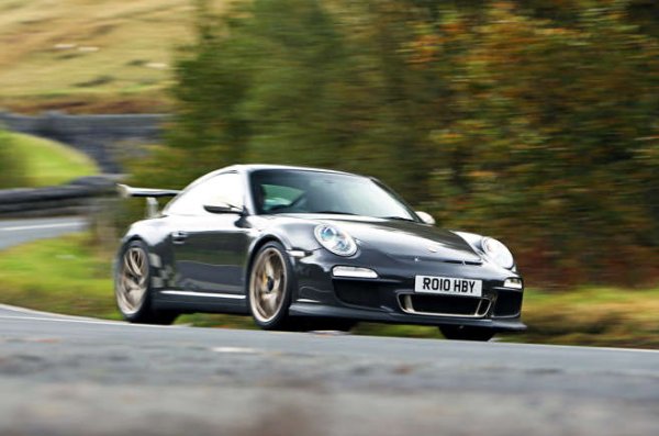 Най-добрата версия на най-добрата спортна кола. Производителност, изключително управление и също така отлична возия. Невероятно вълнуващ шосеен автомобил.
